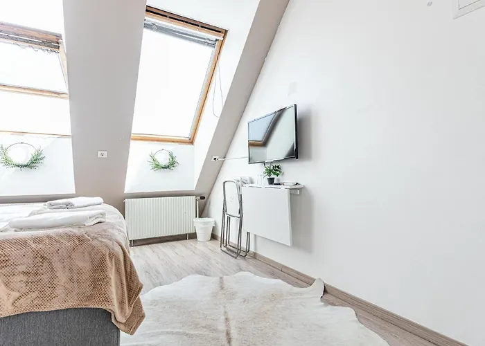 10-min Walk To Hauptbahnhof, Cozy Private With Ac, Tv & Wifi *