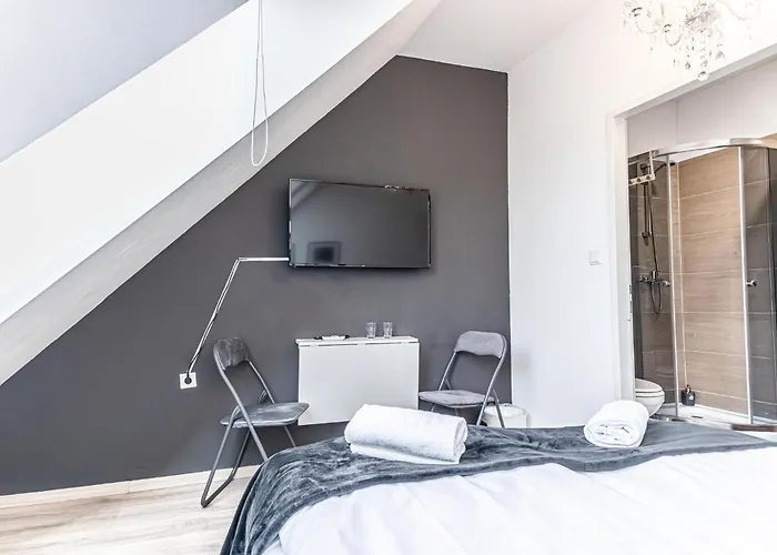 10-min Walk To Hauptbahnhof, Cozy Private With Ac, Tv & Wifi *