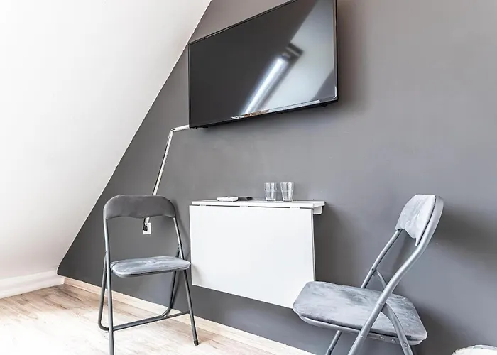 10-min Walk To Hauptbahnhof, Cozy Private With Ac, Tv & Wifi Bécs