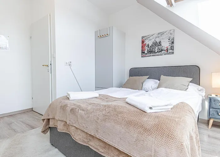 10-min Walk To Hauptbahnhof, Cozy Private With Ac, Tv & Wifi * Bécs