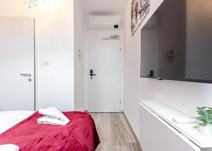 10-min Walk To Hauptbahnhof, Cozy Private With Ac, Tv & Wifi Apartman