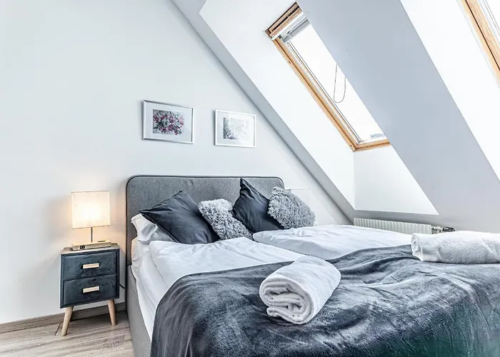 10-min Walk To Hauptbahnhof, Cozy Private With Ac, Tv & Wifi Bécs