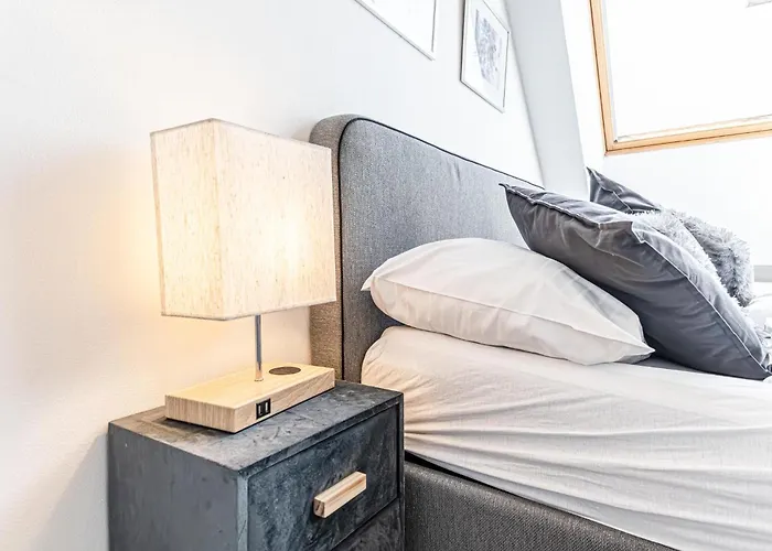10-min Walk To Hauptbahnhof, Cozy Private With Ac, Tv & Wifi