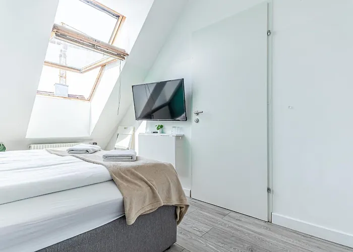 10-min Walk To Hauptbahnhof, Cozy Private With Ac, Tv & Wifi *