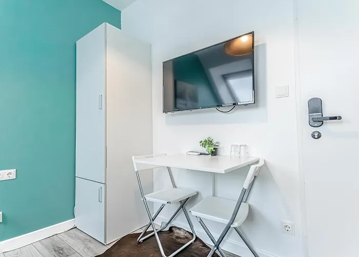 10-min Walk To Hauptbahnhof, Cozy Private With Ac, Tv & Wifi