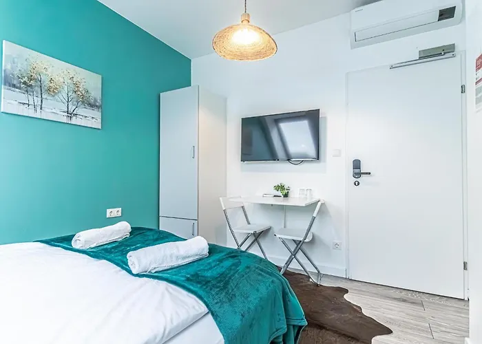 10-min Walk To Hauptbahnhof, Cozy Private With Ac, Tv & Wifi