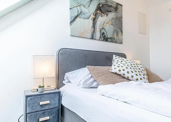 10-min Walk To Hauptbahnhof, Cozy Private With Ac, Tv & Wifi *