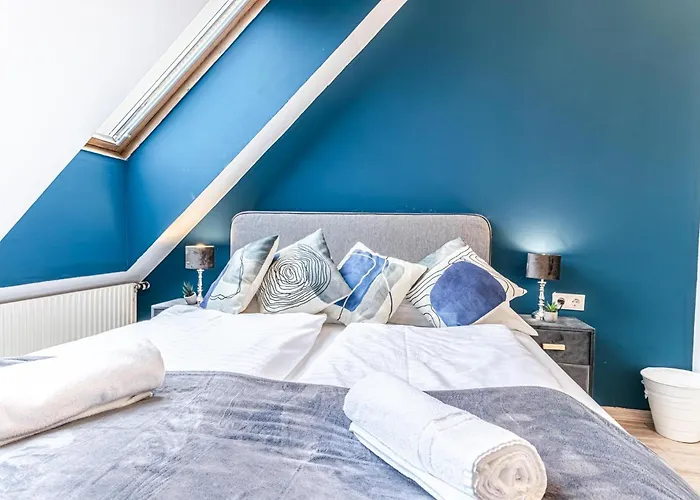 10-min Walk To Hauptbahnhof, Cozy Private With Ac, Tv & Wifi Bécs