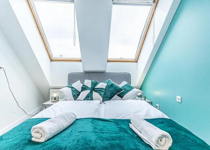 10-min Walk To Hauptbahnhof, Cozy Private With Ac, Tv & Wifi * Bécs