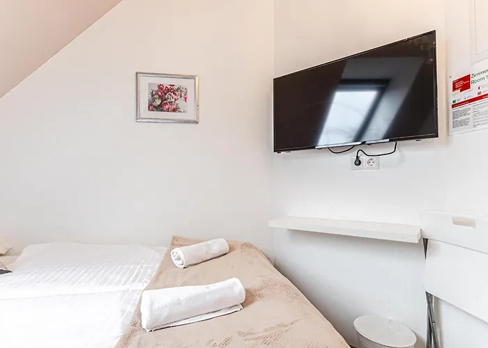 10-min Walk To Hauptbahnhof, Cozy Private With Ac, Tv & Wifi