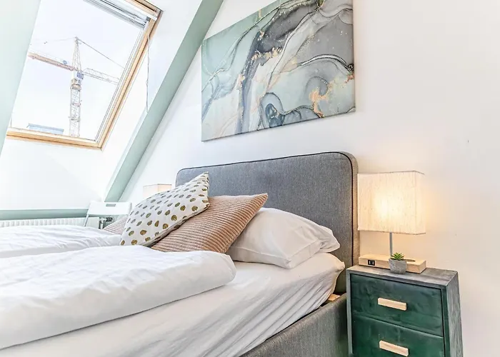10-min Walk To Hauptbahnhof, Cozy Private With Ac, Tv & Wifi *
