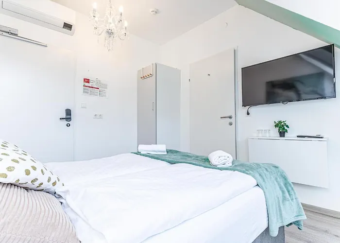 10-min Walk To Hauptbahnhof, Cozy Private With Ac, Tv & Wifi Bécs