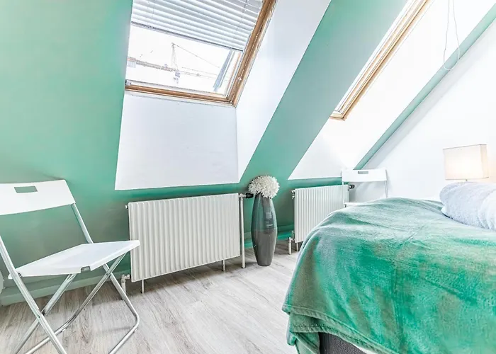 10-min Walk To Hauptbahnhof, Cozy Private With Ac, Tv & Wifi * Bécs