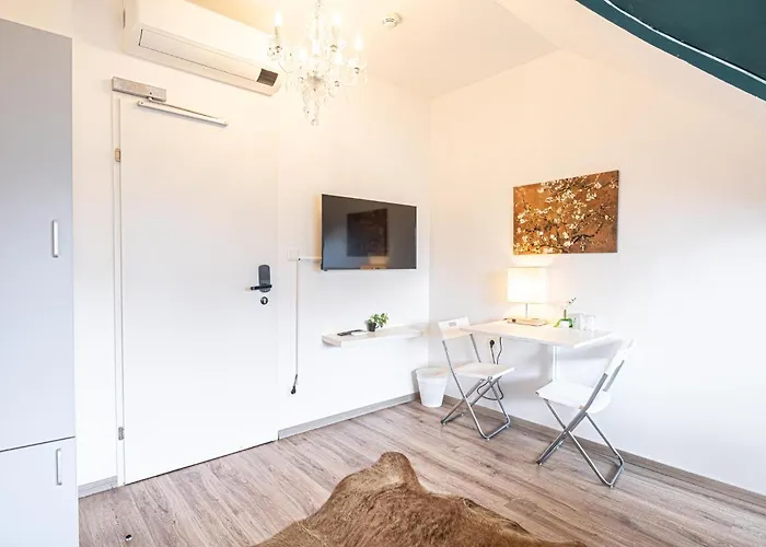 10-min Walk To Hauptbahnhof, Cozy Private With Ac, Tv & Wifi Apartman Bécs