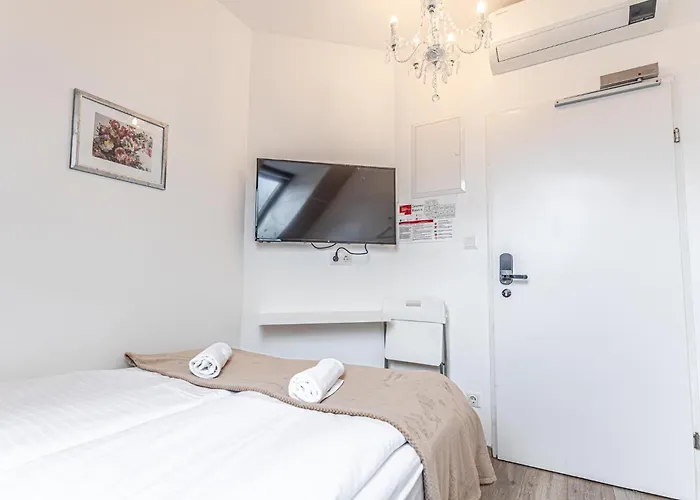 10-min Walk To Hauptbahnhof, Cozy Private With Ac, Tv & Wifi