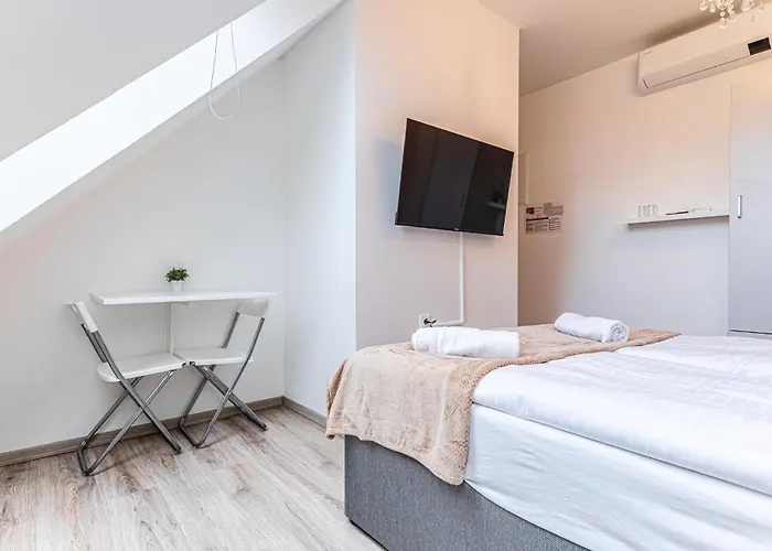 10-min Walk To Hauptbahnhof, Cozy Private With Ac, Tv & Wifi