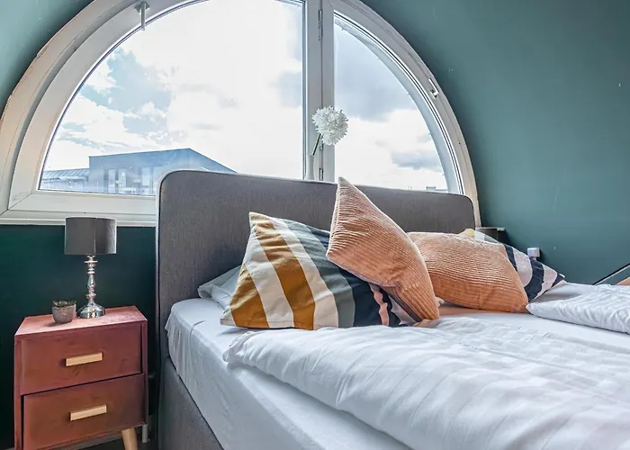 10-min Walk To Hauptbahnhof, Cozy Private With Ac, Tv & Wifi *