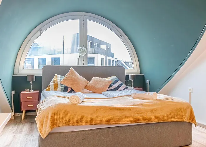 10-min Walk To Hauptbahnhof, Cozy Private With Ac, Tv & Wifi Bécs