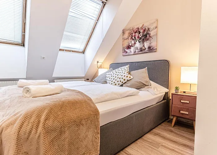 10-min Walk To Hauptbahnhof, Cozy Private With Ac, Tv & Wifi * Bécs