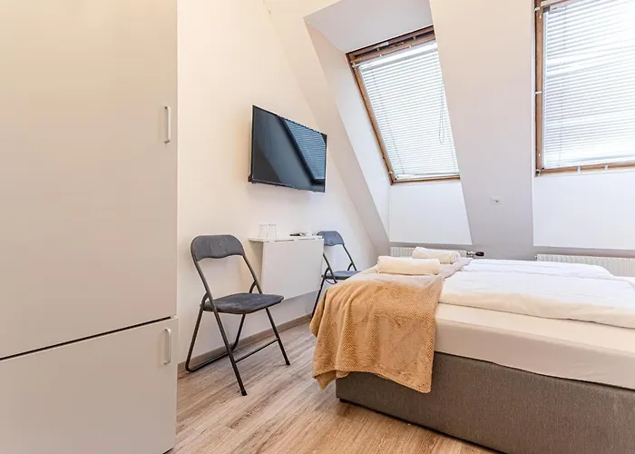 10-min Walk To Hauptbahnhof, Cozy Private With Ac, Tv & Wifi