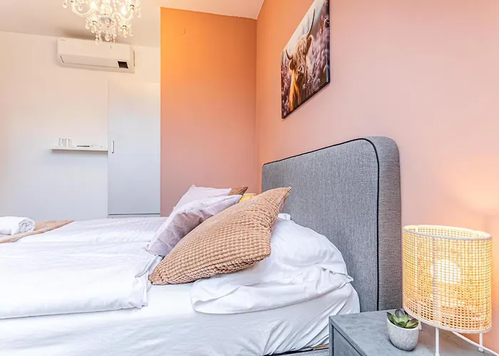 10-min Walk To Hauptbahnhof, Cozy Private With Ac, Tv & Wifi *